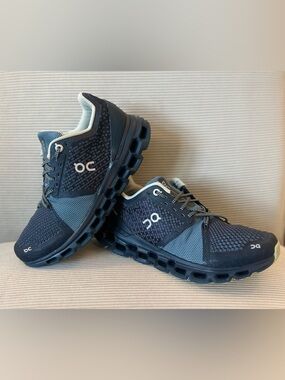 On Running Cloudstratus women's running shoe in the "Navy Dust" size 7